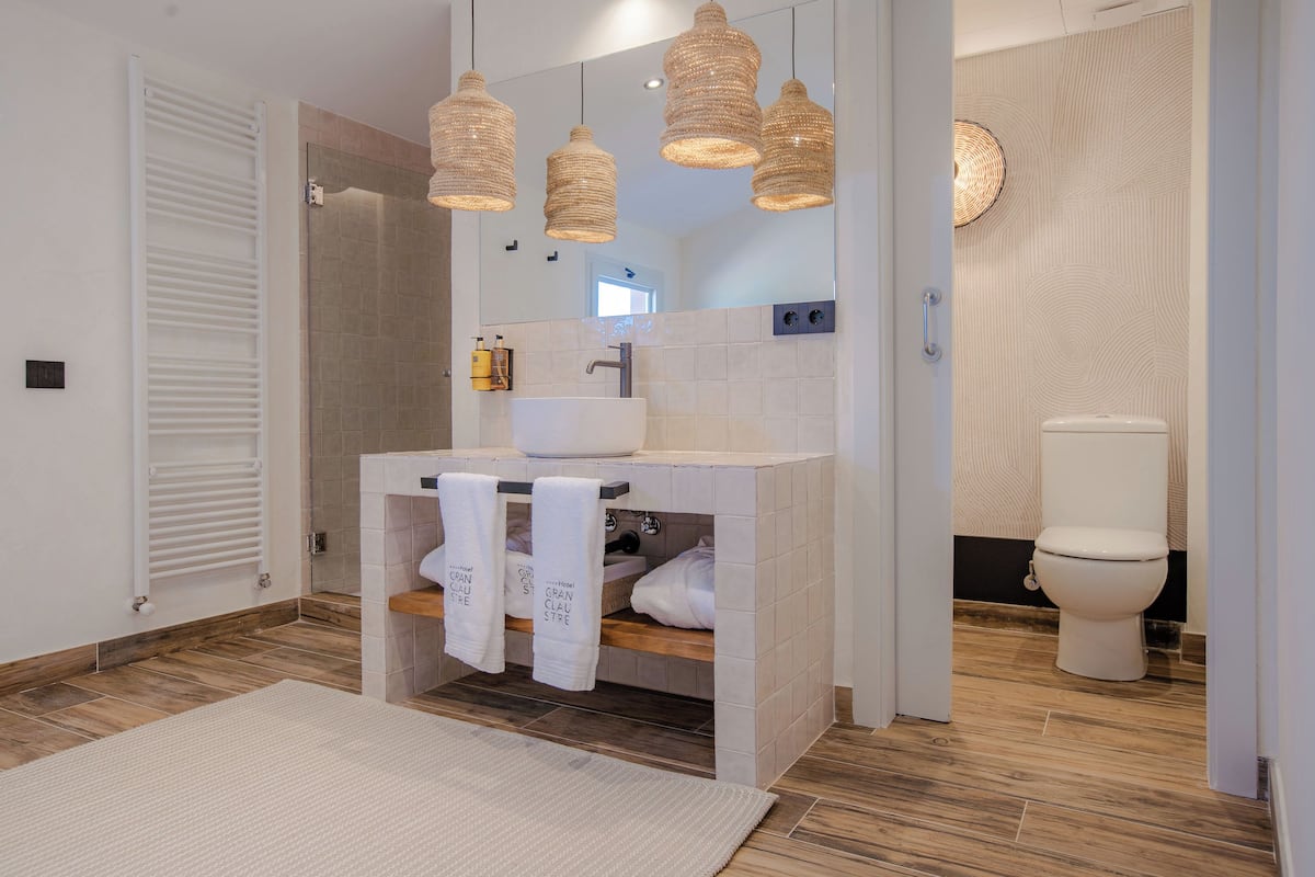 gran claustre | bathroom | free toiletries, hair dryer, bathrobes, slippers