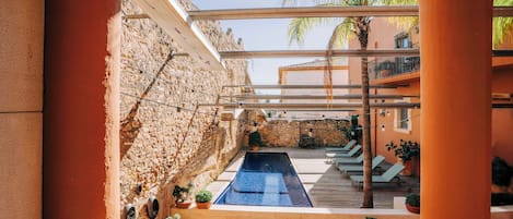 Outdoor pool, sun loungers