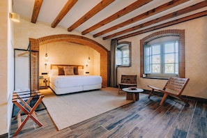 Minibar, in-room safe, free WiFi, bed sheets