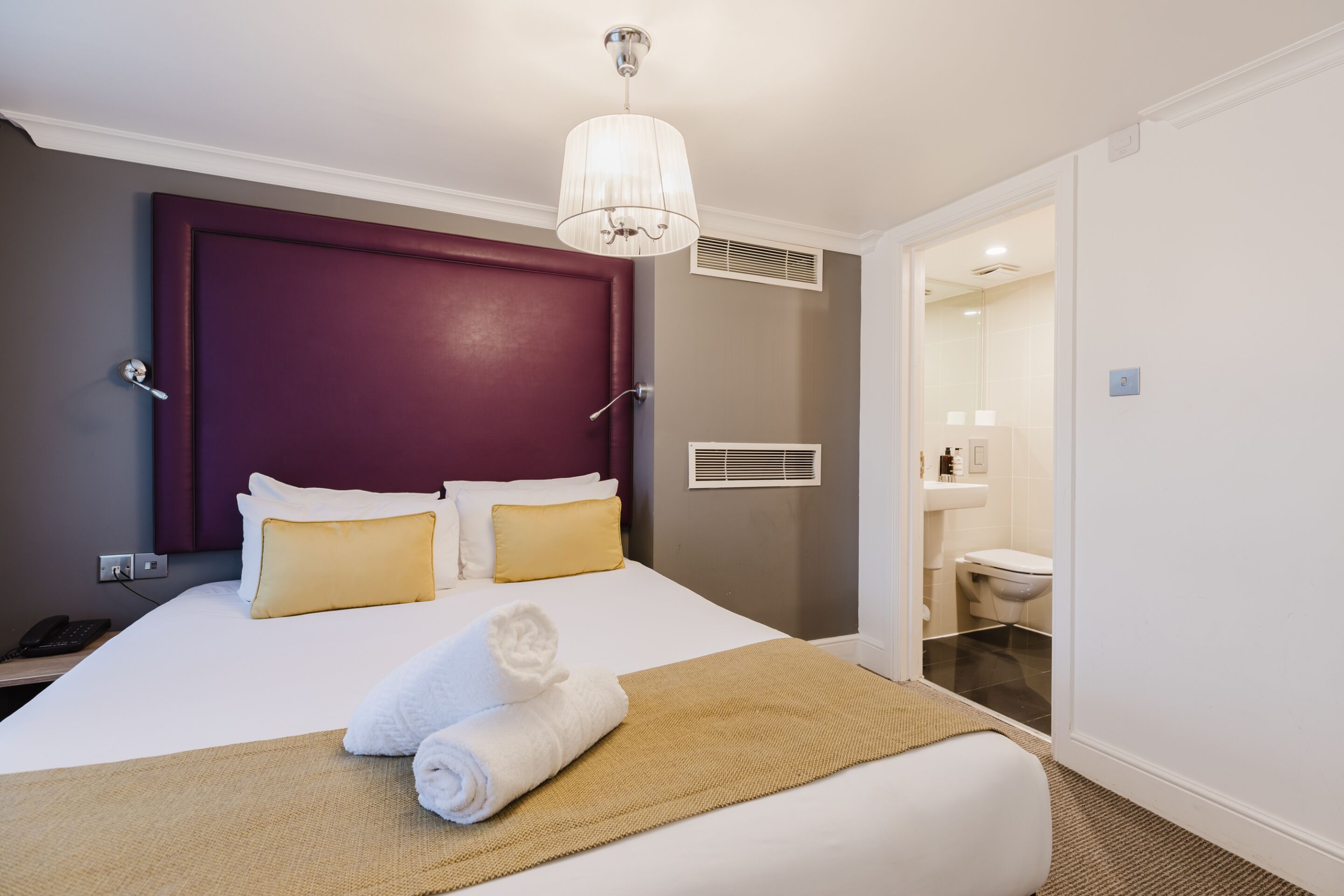 Standard Double Room, Ensuite | In-room safe, desk, iron/ironing board, free WiFi