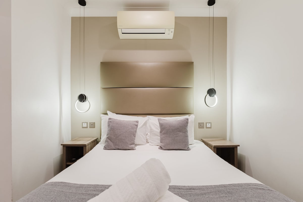 Deluxe Triple Room, Ensuite | In-room safe, desk, iron/ironing board, free WiFi