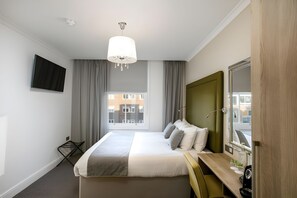 Deluxe Double Room, Ensuite | In-room safe, desk, iron/ironing board, free WiFi