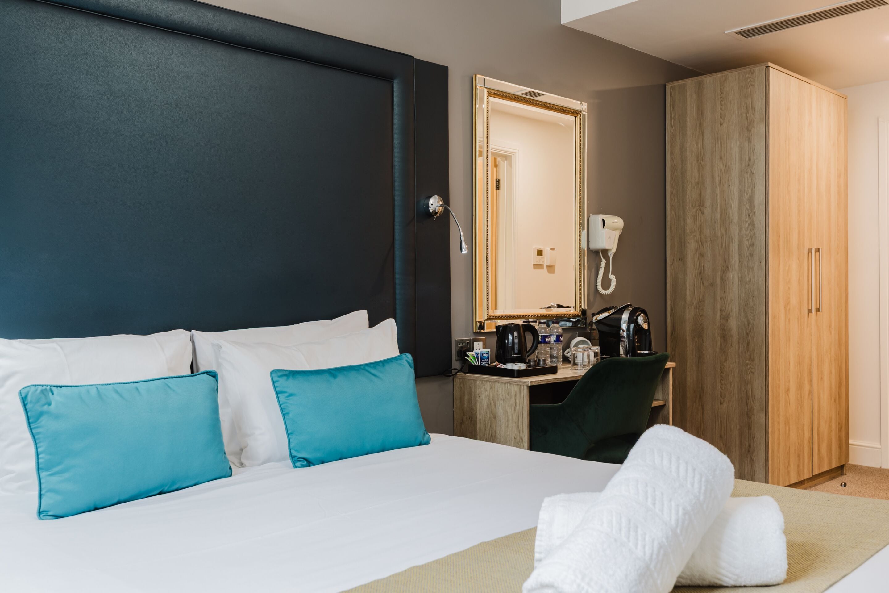 Deluxe Double Room, Ensuite | In-room safe, desk, iron/ironing board, free WiFi