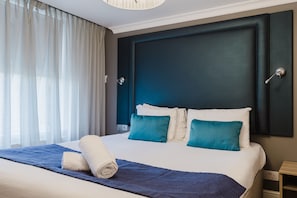 In-room safe, desk, iron/ironing board, free WiFi - The Porchester Hotel (London)