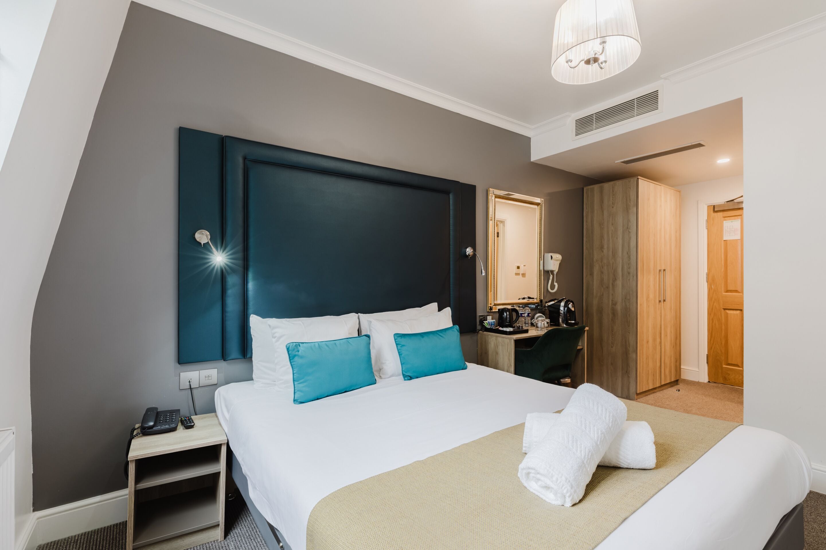 Superior Double Room, Ensuite | In-room safe, desk, iron/ironing board, free WiFi