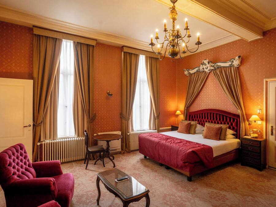 Junior Suite, 1 Bedroom | Premium bedding, minibar, in-room safe, desk