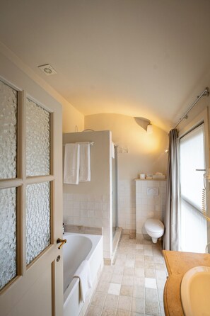 Deluxe Duplex, 1 Bedroom, Pets Allowed, Garden Area | Bathroom | Free toiletries, hair dryer, towels, soap - Hotel Jan Brito (Bruges)