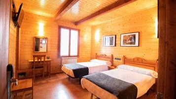 Standard Twin Room | Desk, soundproofing, free WiFi, bed sheets