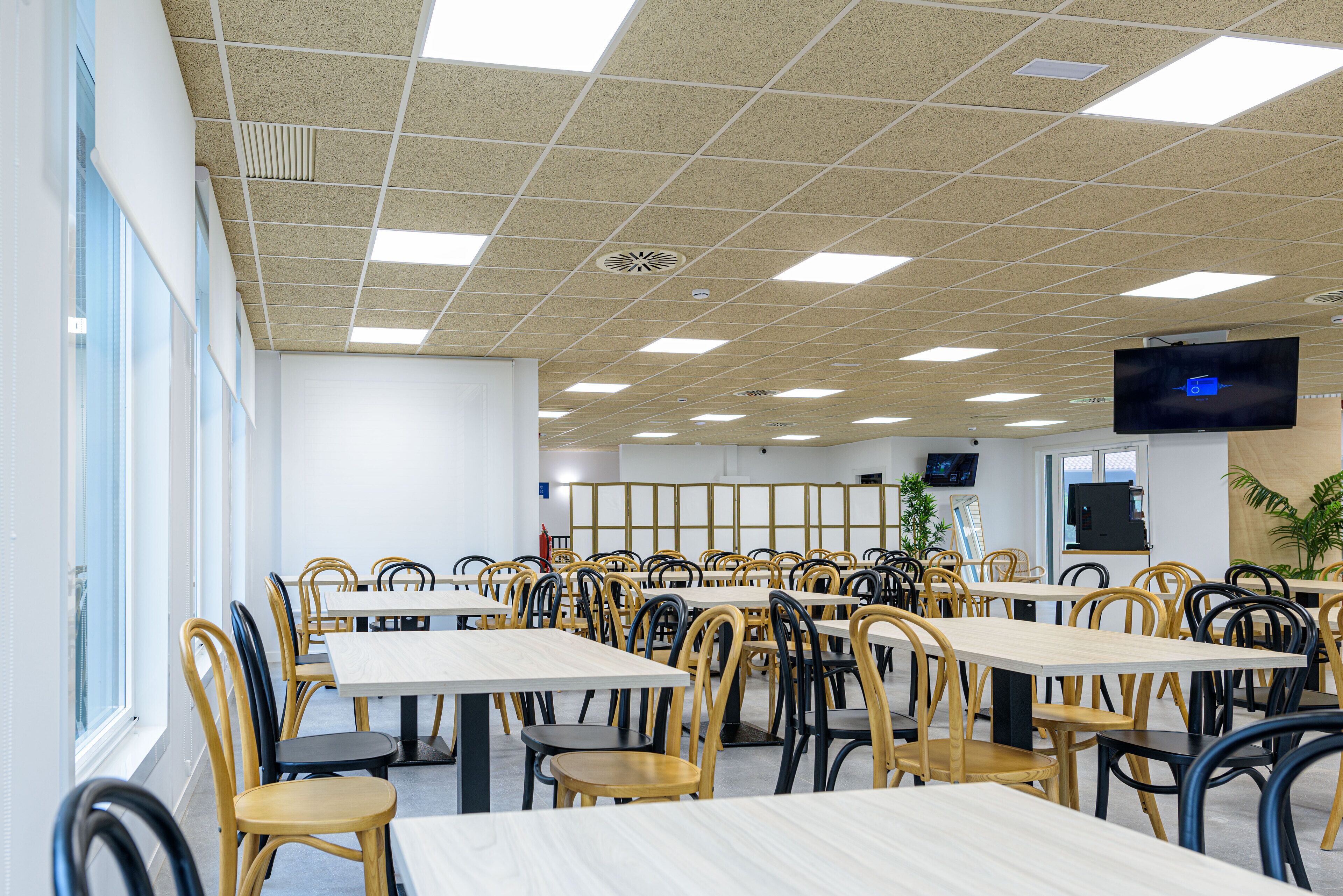 朝食 (ビュッフェ)、毎日提供 (1 名様 5.5 EUR)