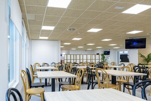 Se ofrece un desayuno bufé (5.5 EUR por persona)