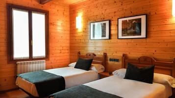 Standard Twin Room | Desk, soundproofing, free WiFi, bed sheets