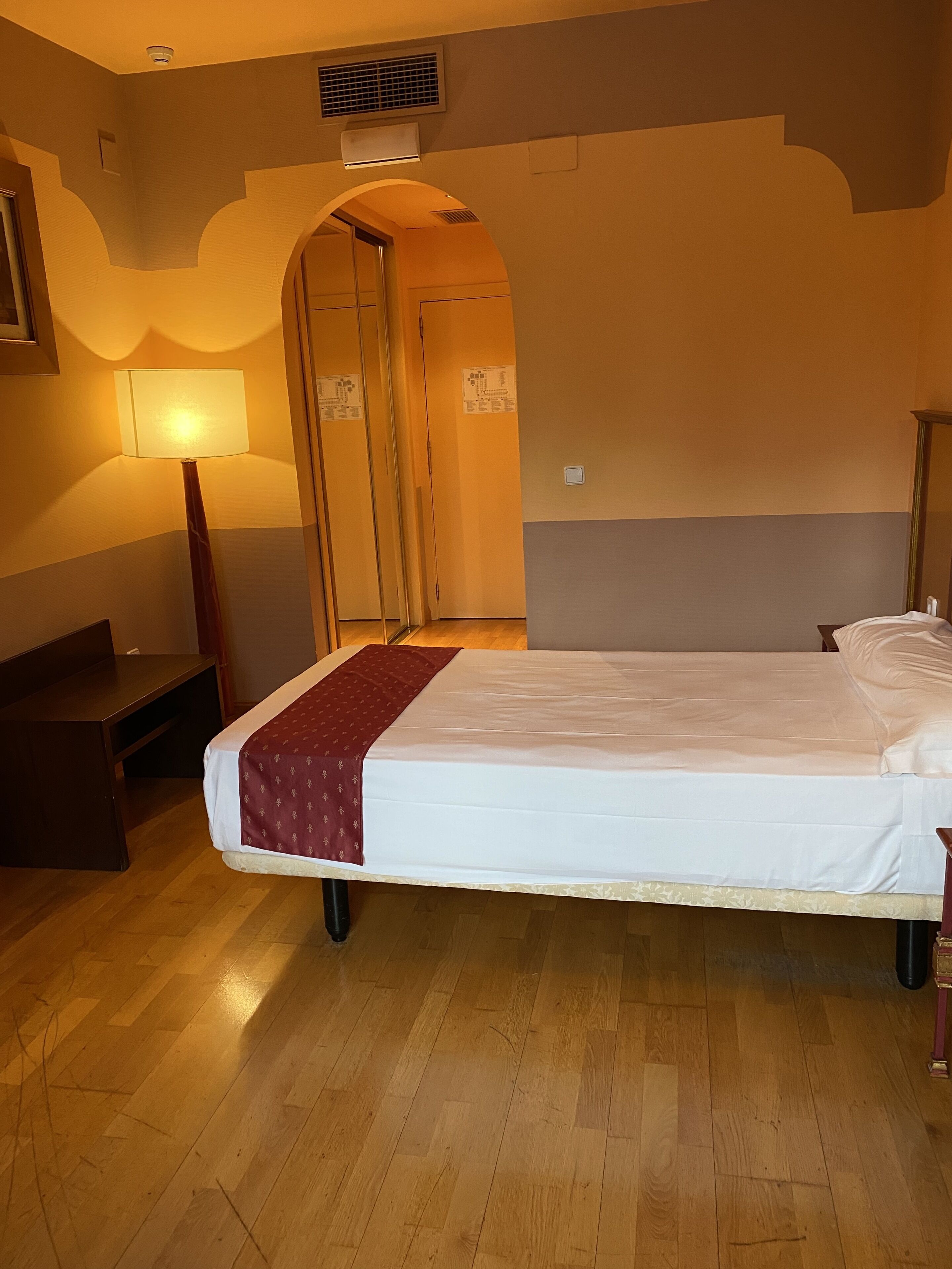 single room, 1 single bed, pool view | 1 bedroom, down duvets, minibar, in-room safe
