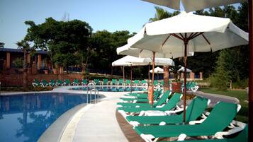 Sæsonbestemt udendørs pool, parasoller, liggestole