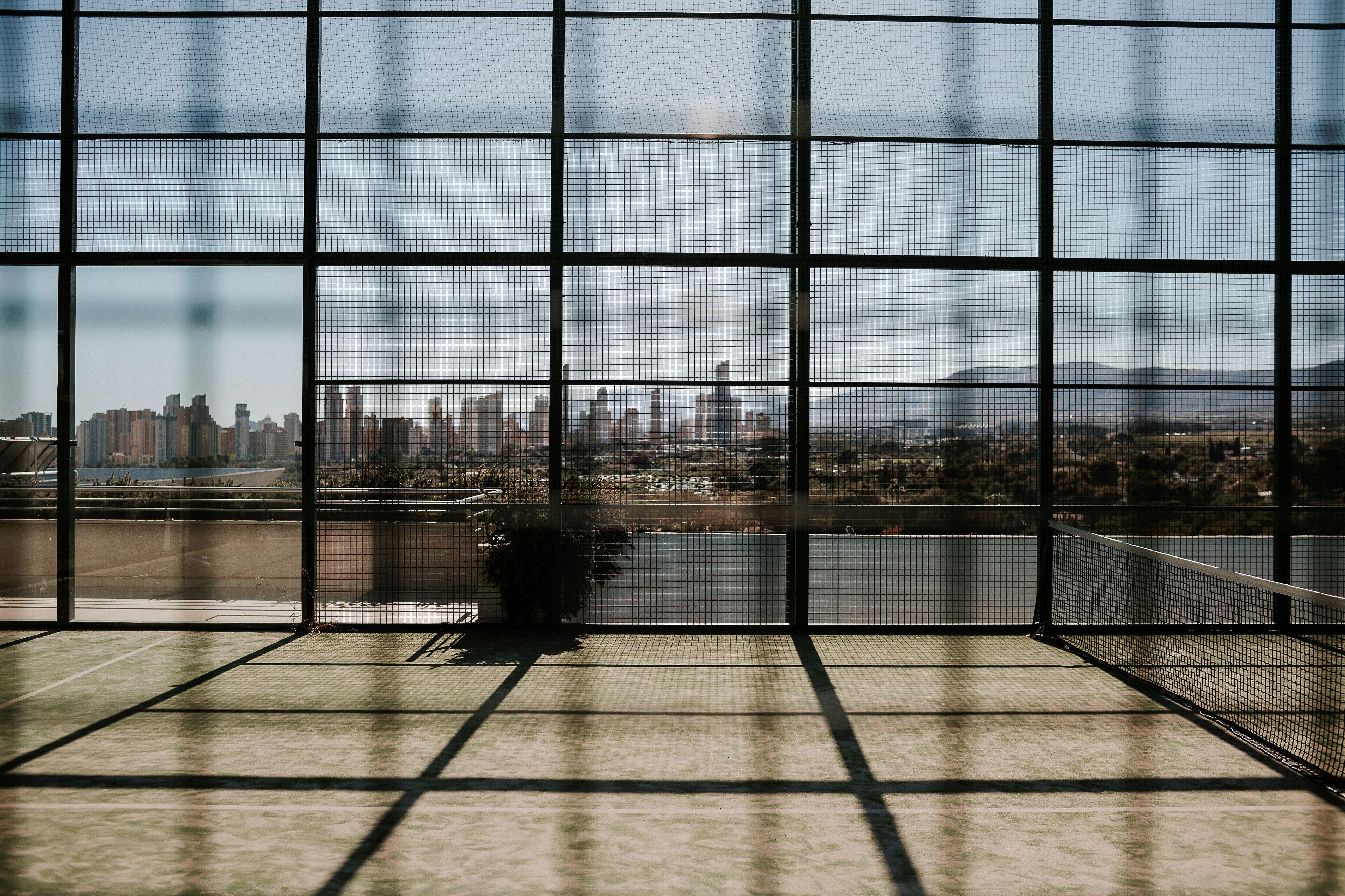 Una habitación con un ventanal que da a una vista panorámica de la ciudad.