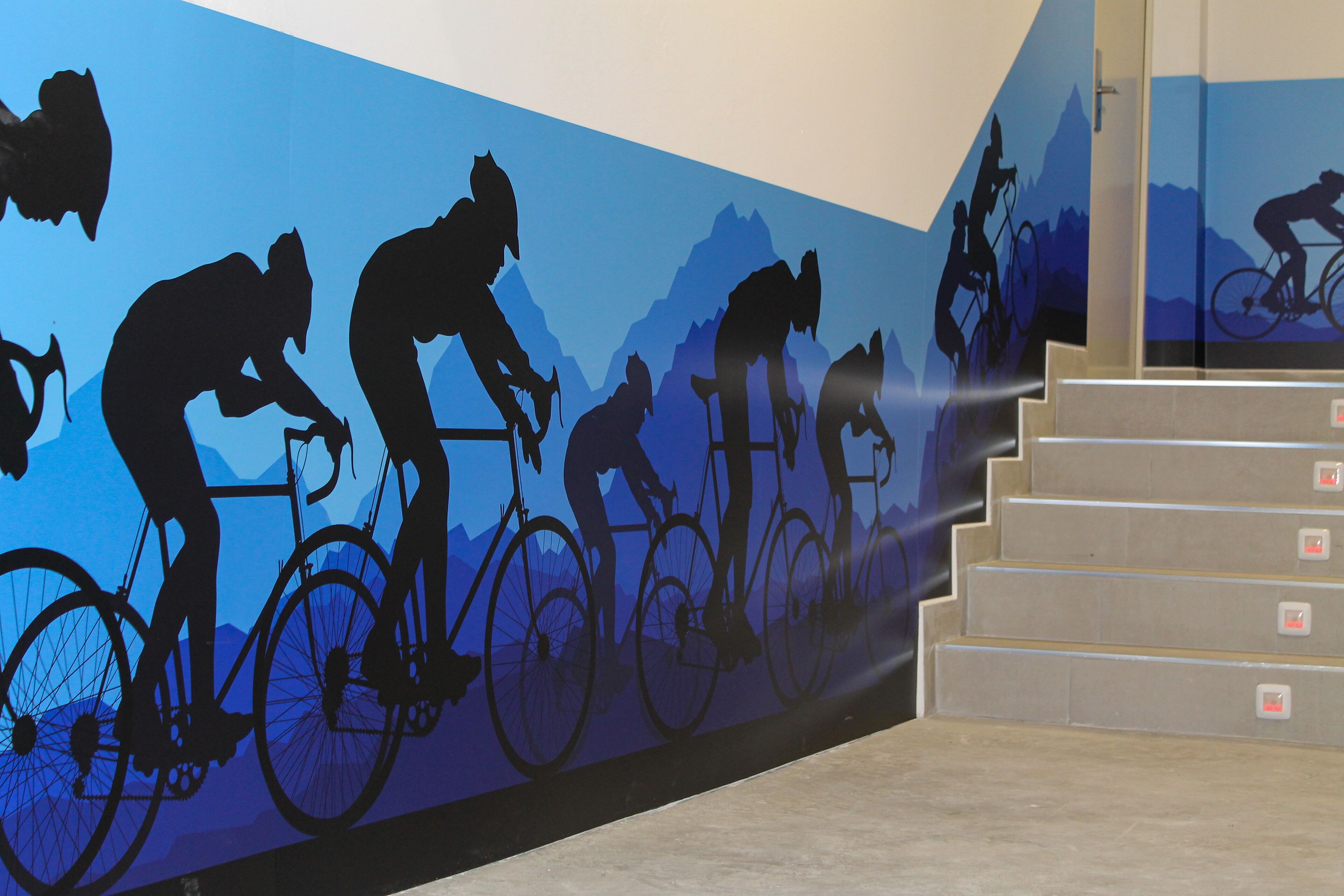 Eine Treppe mit Wandgemälde von Radfahrern.