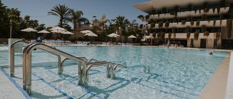 Piscine couverte, 3 piscines extérieures, parasols de plage