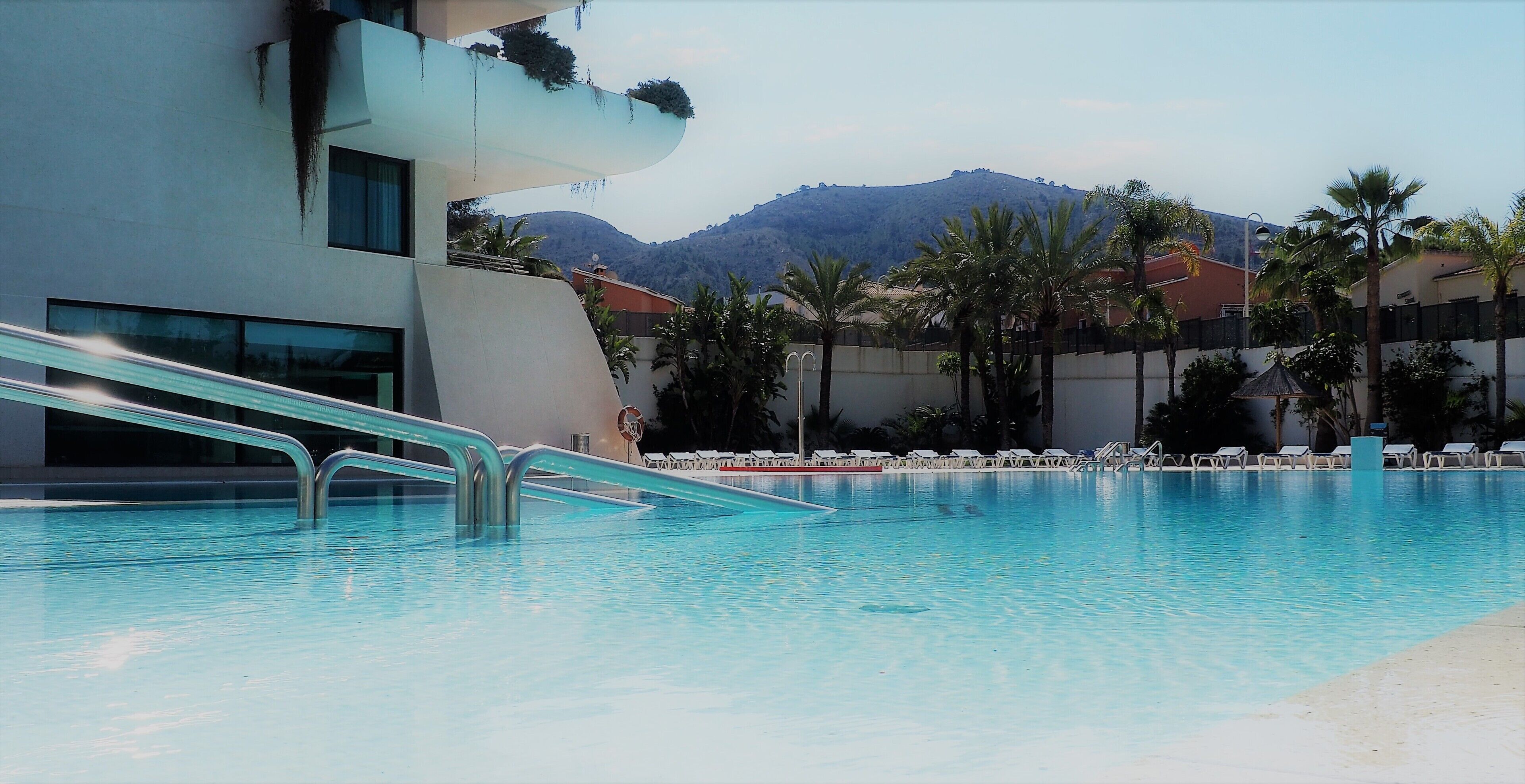 Innenpool, 3 Außenpools, Sonnenschirme, Liegestühle