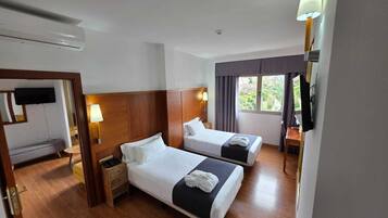 Individueel gemeubileerd, een bureau, een strijkplank/strijkijzer