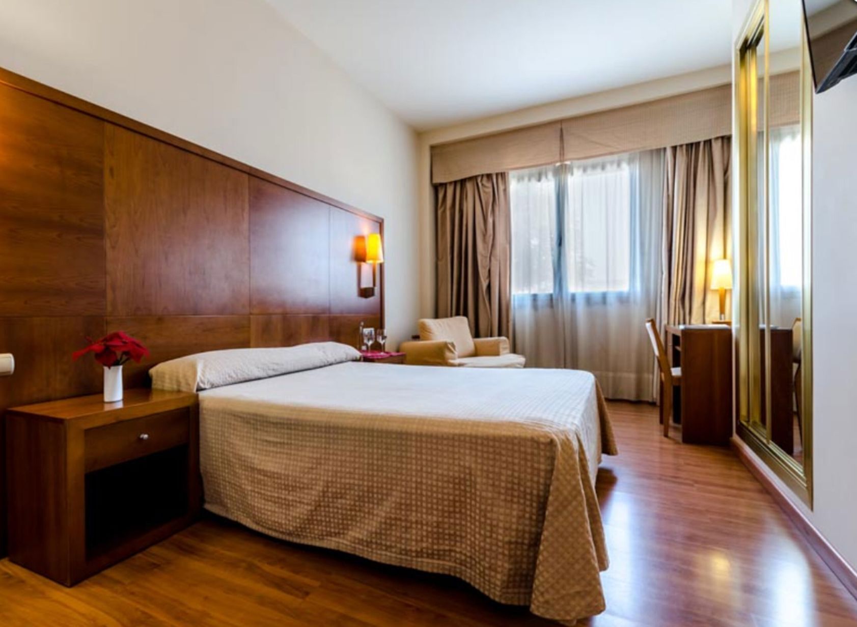 Individually furnished, desk, iron/ironing board, free WiFi