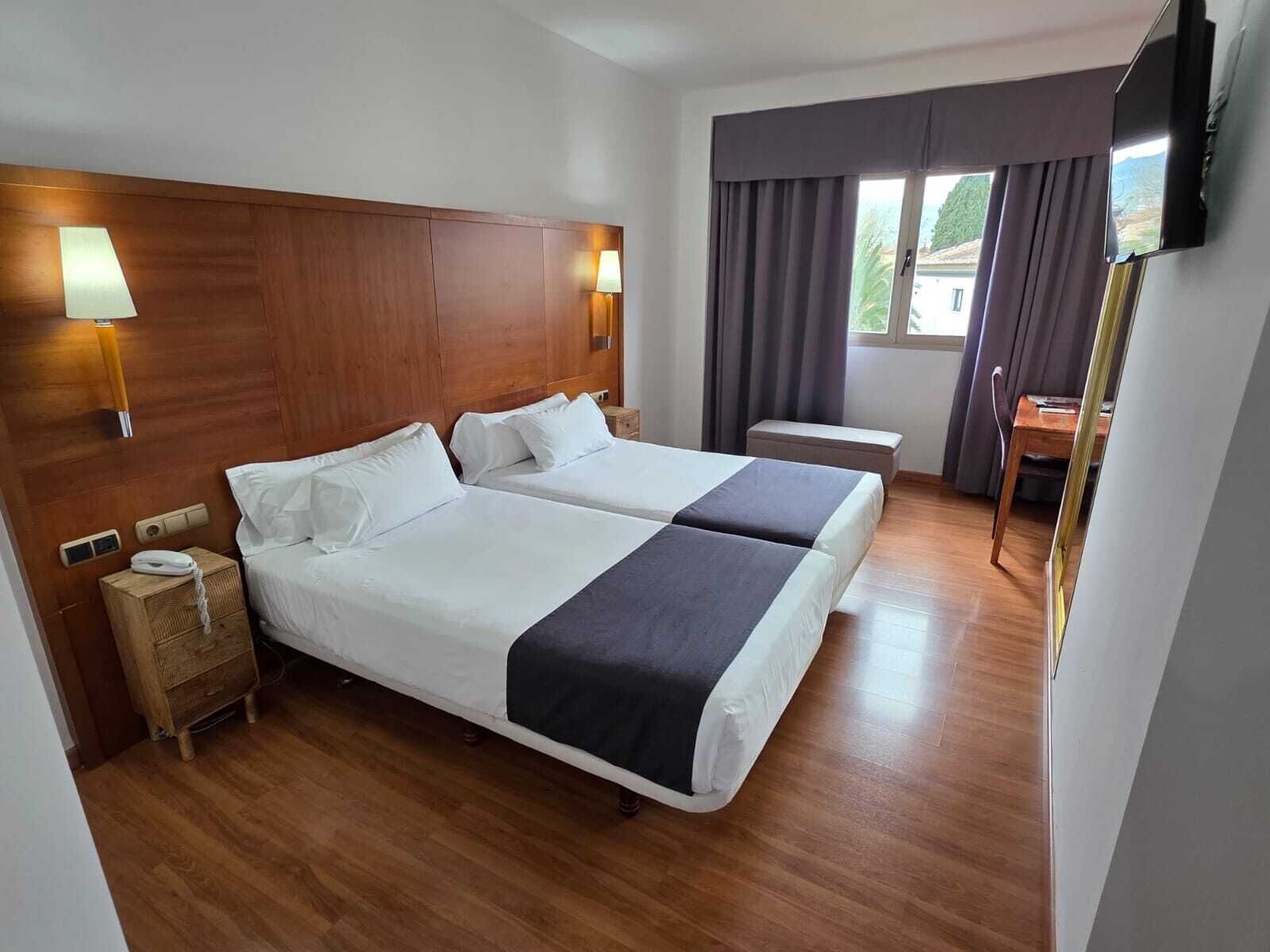 Muebles diferentes, escritorio y tabla de planchar con plancha 