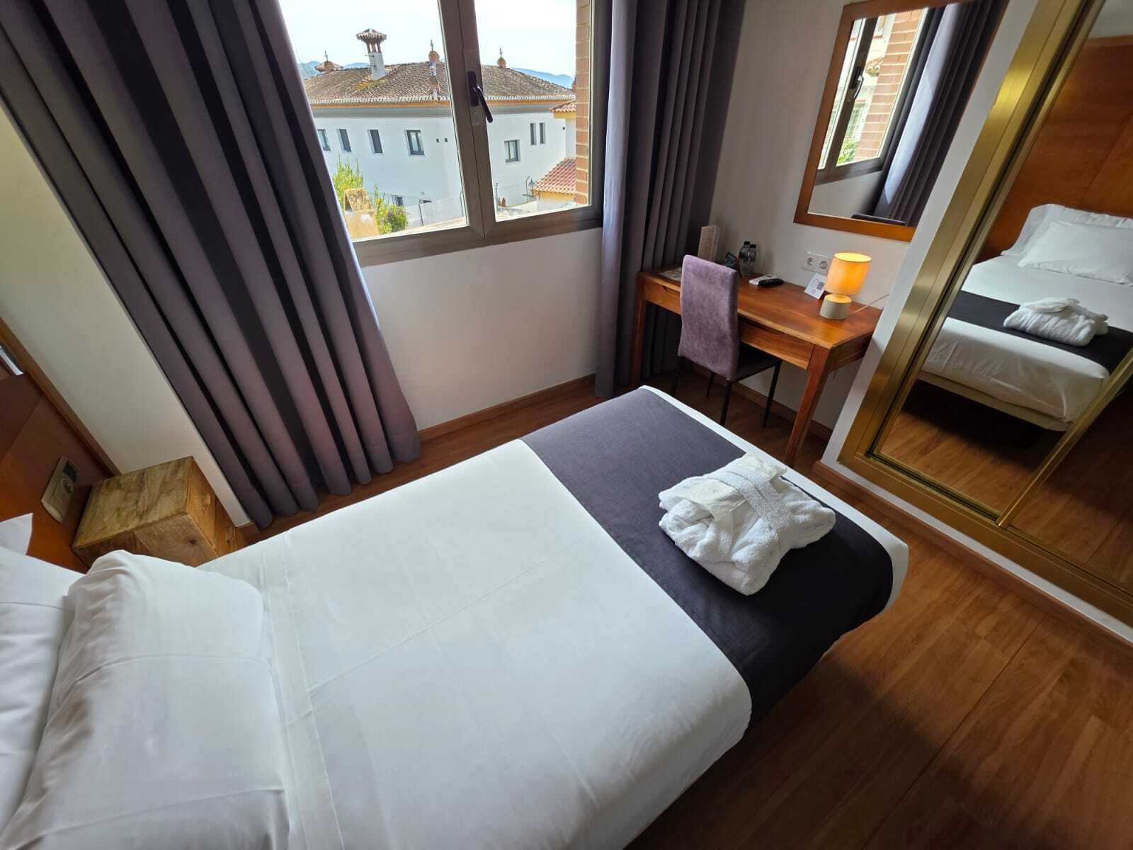 Single Room | Individually furnished, desk, iron/ironing board, free WiFi
