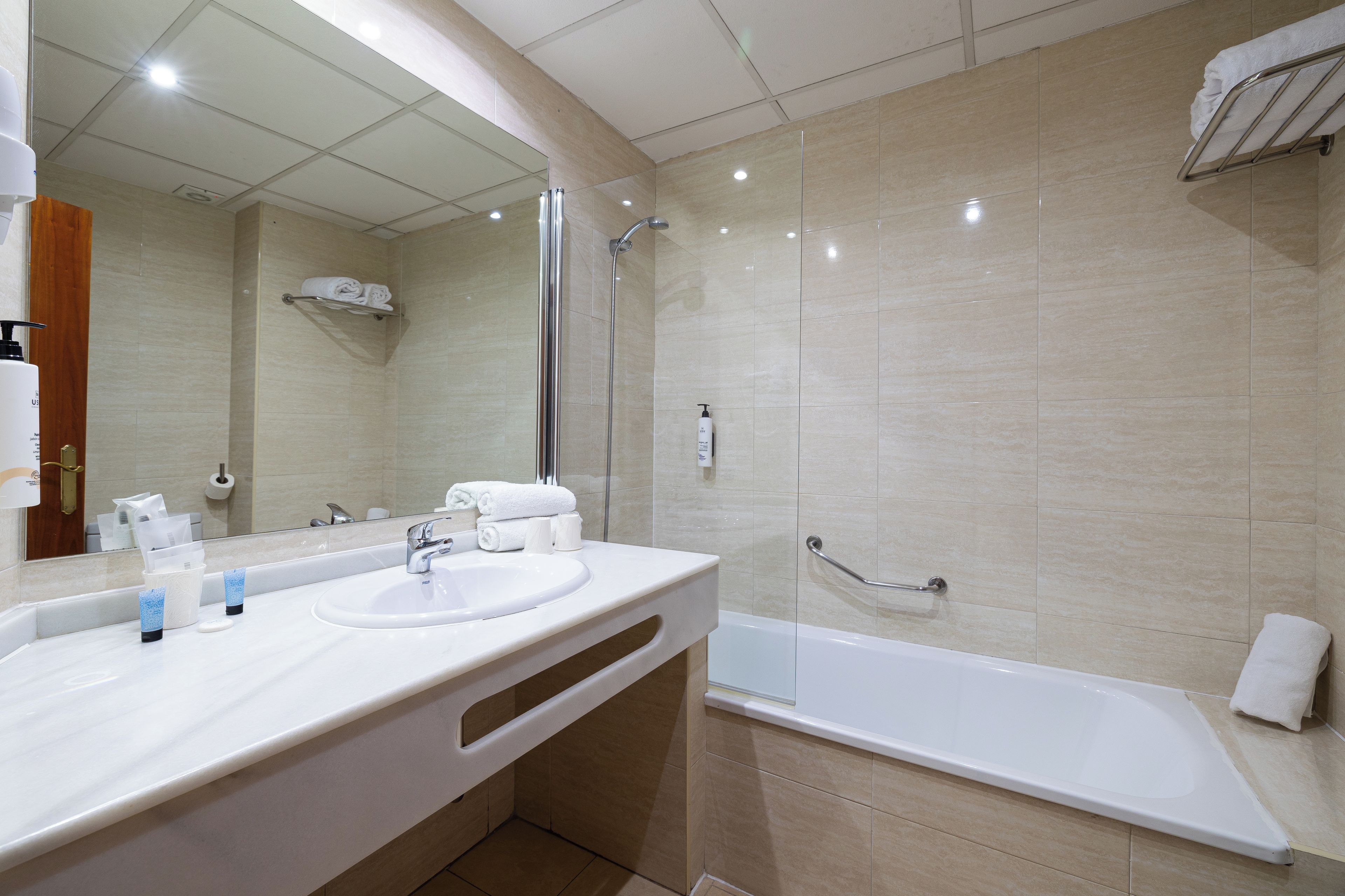 Un baño moderno con bañera, lavabo y ducha.