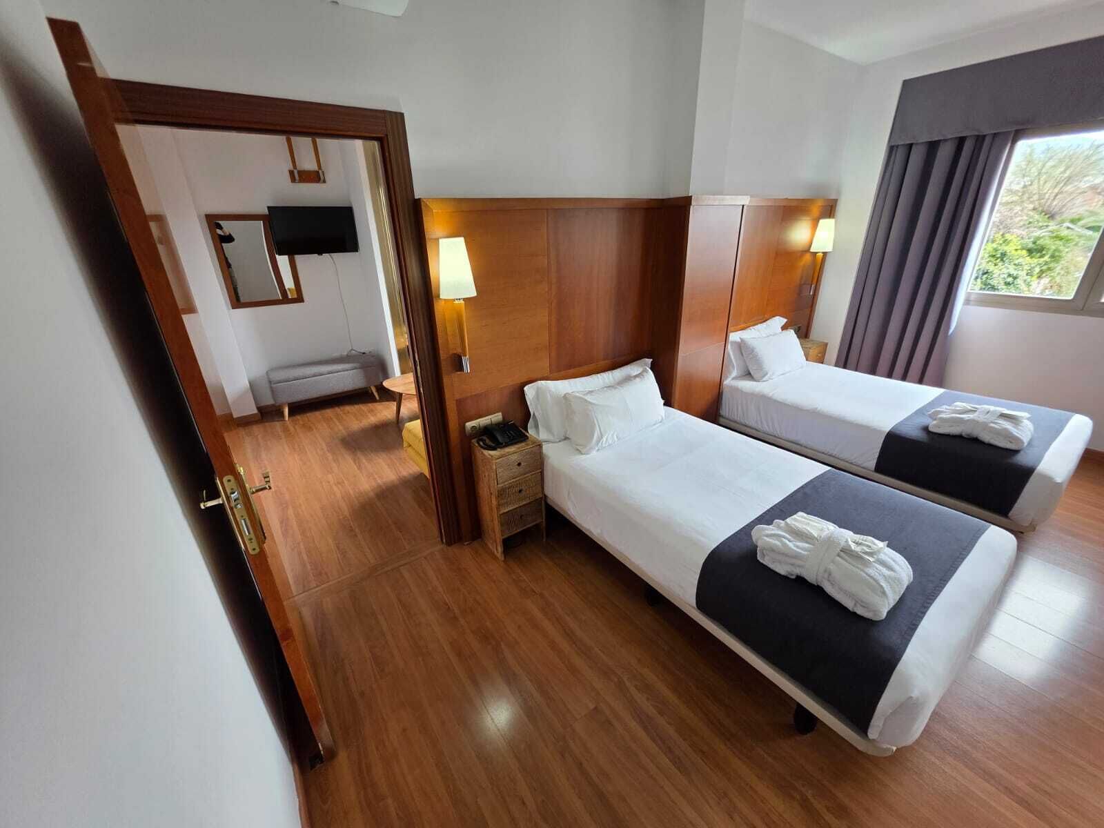 Individueel gemeubileerd, een bureau, een strijkplank/strijkijzer