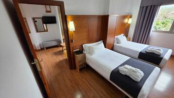 Individueel gemeubileerd, een bureau, een strijkplank/strijkijzer