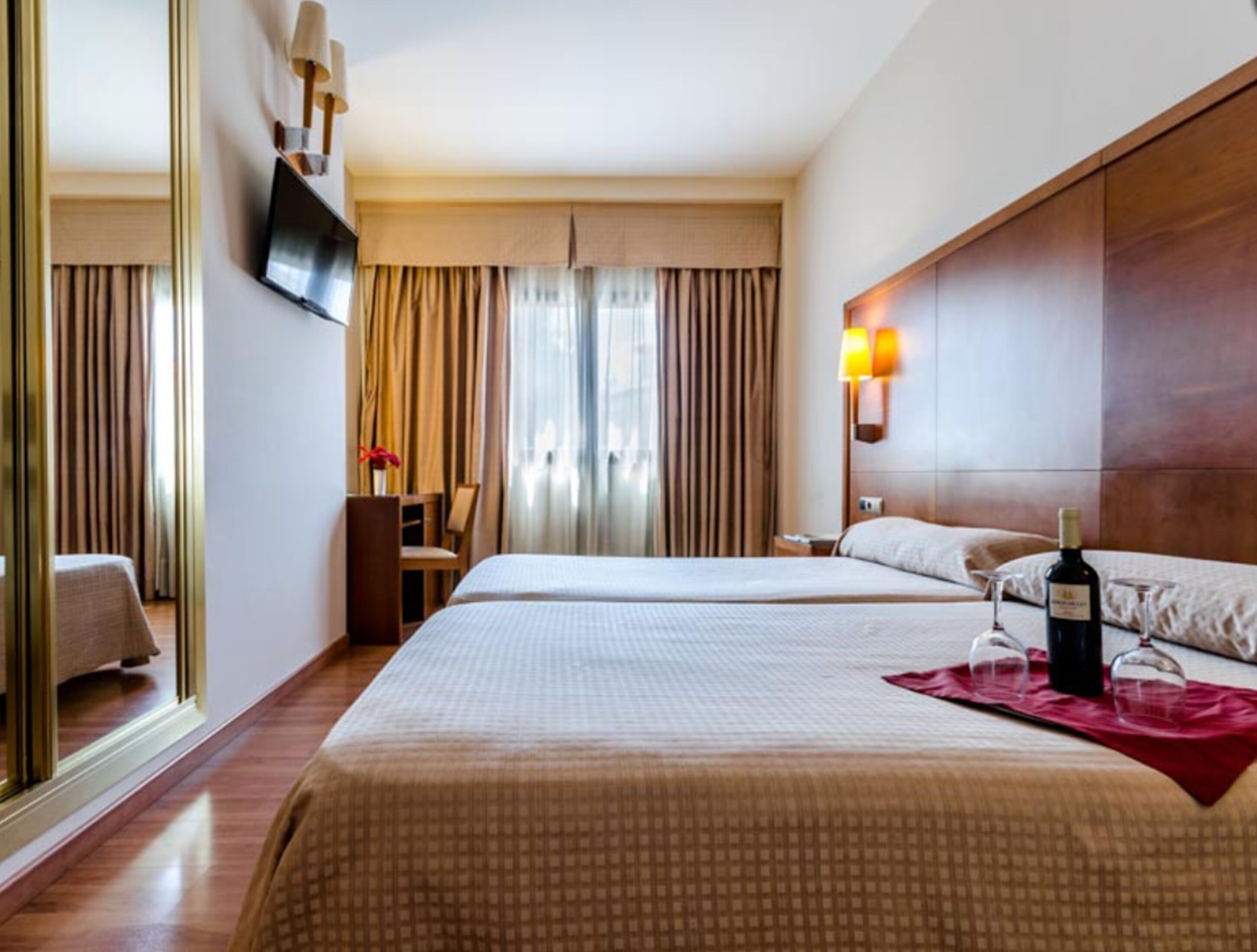 Individually furnished, desk, iron/ironing board, free WiFi