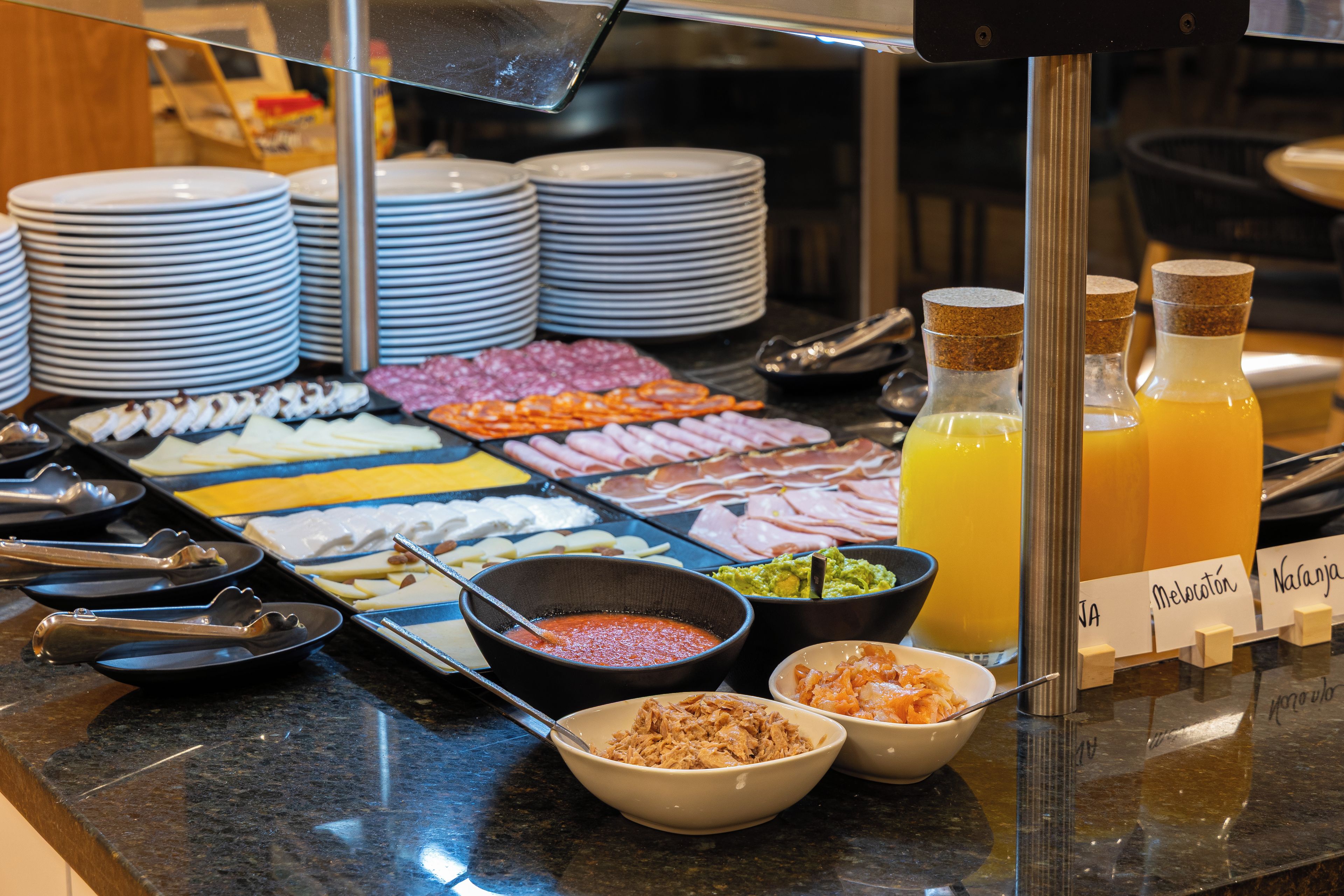 Een buffet met diverse gerechten en toevoegingen.