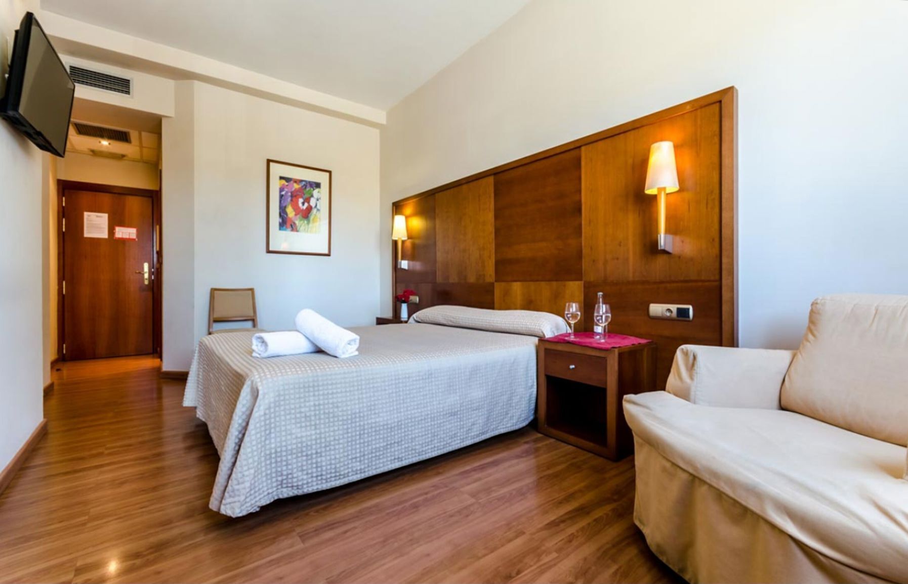 Individually furnished, desk, iron/ironing board, free WiFi
