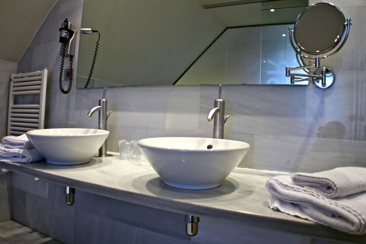 bathtub, free toiletries, hair dryer, slippers