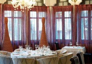 Lunch and dinner served, international cuisine