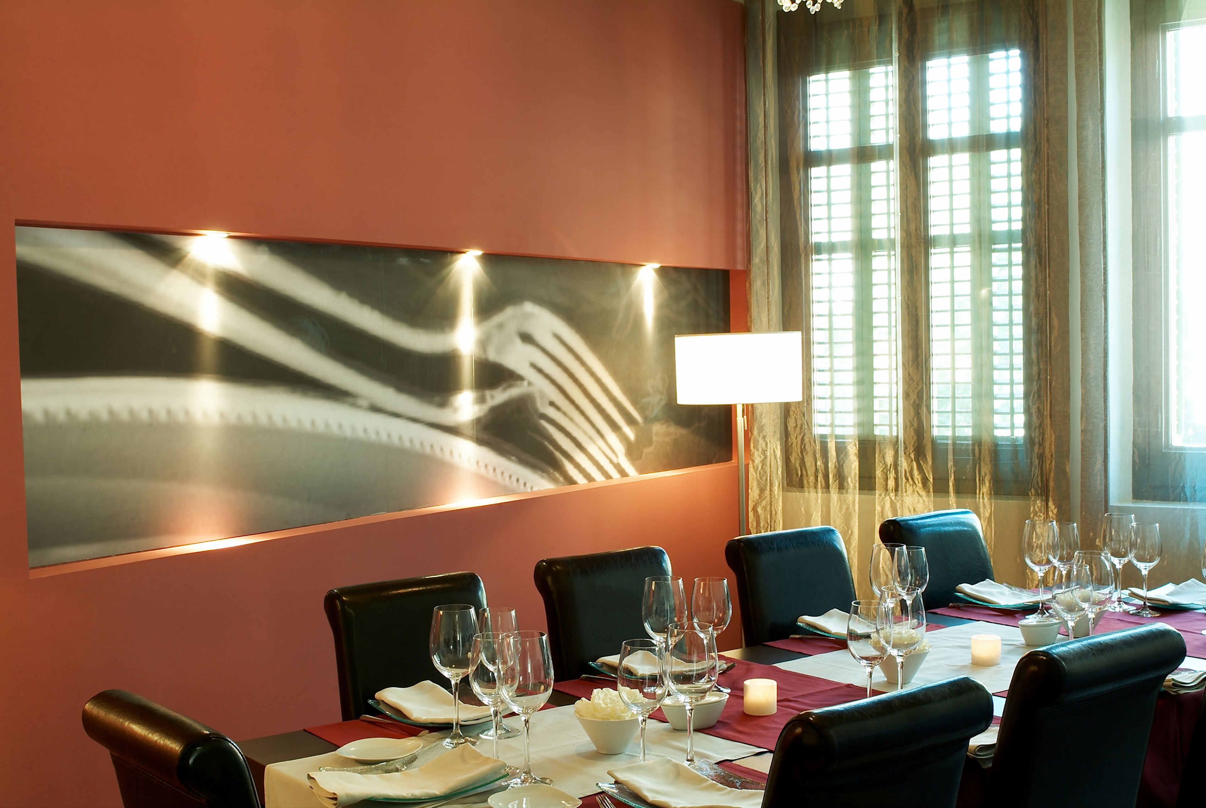 lunch and dinner served, international cuisine