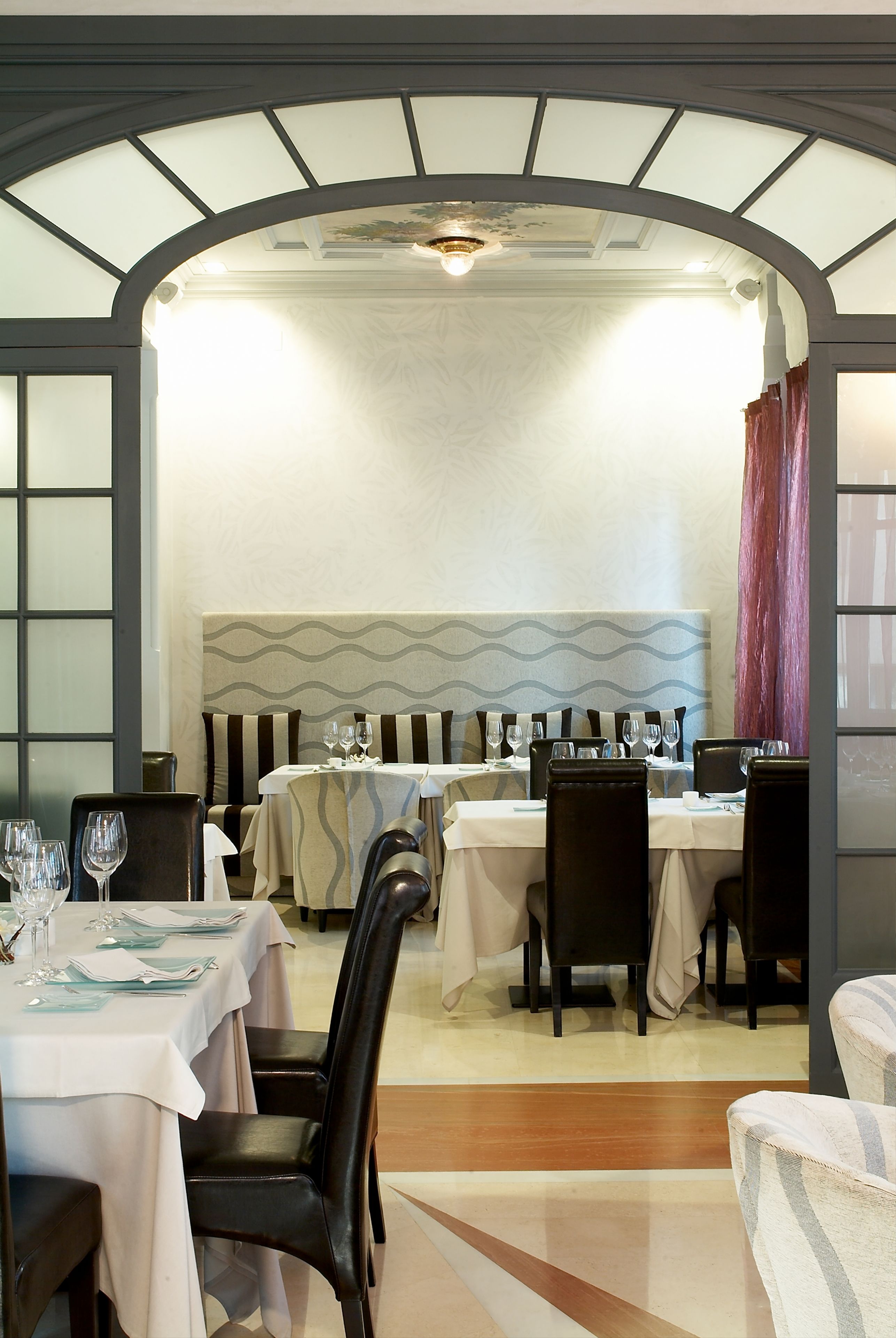 lunch and dinner served, international cuisine