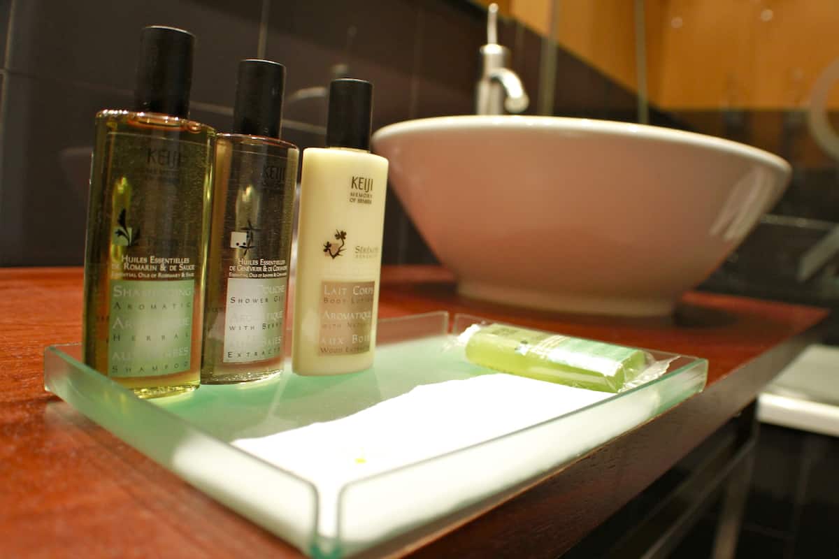 single room | bathroom | bathtub, free toiletries, hair dryer, slippers