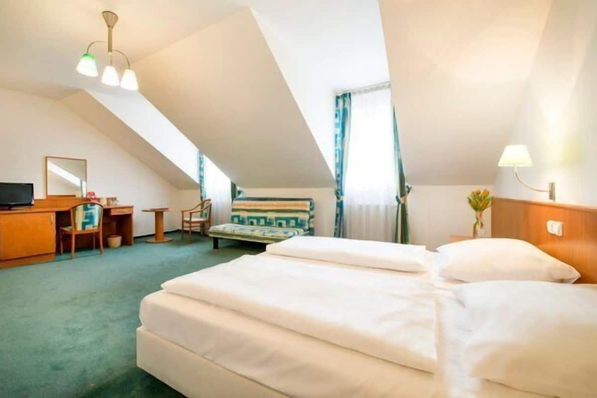 Standaard kamer, 1 twee- of 2 eenpersoonsbedden | Luxe beddengoed, een minibar, een kluis op de kamer, een bureau