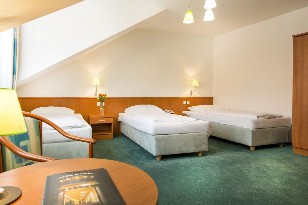 Standaard driepersoonskamer | Luxe beddengoed, een minibar, een kluis op de kamer, een bureau