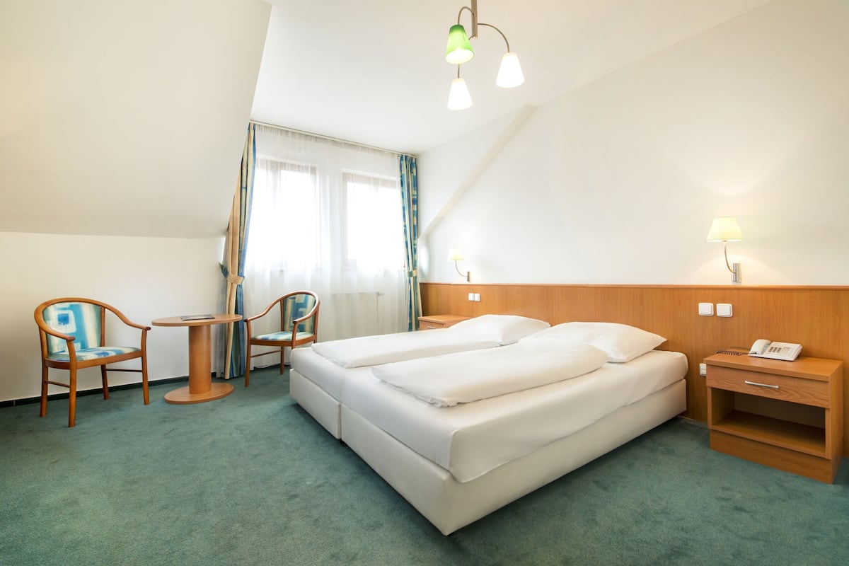 Standaard eenpersoonskamer | Luxe beddengoed, een minibar, een kluis op de kamer, een bureau