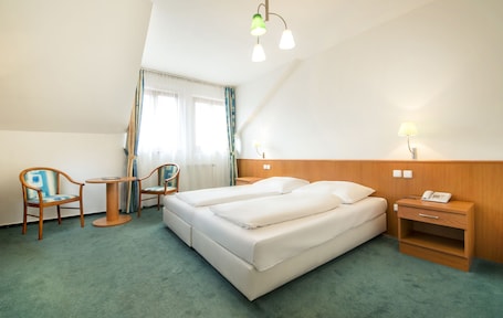 Standard Single Room | Premium bedding, minibar, in-room safe, desk. Hotel Dvořák