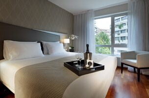 Minibar, caja fuerte, escritorio y sistema de insonorización