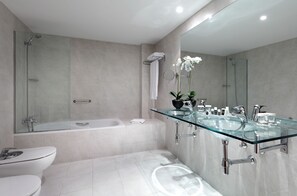 Habitación doble de uso individual | Baño | Tina profunda, amenidades de baño ecológicas, secadora de cabello 