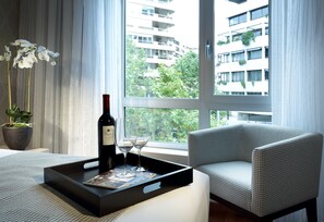 Minibar, caja fuerte, escritorio y sistema de insonorización