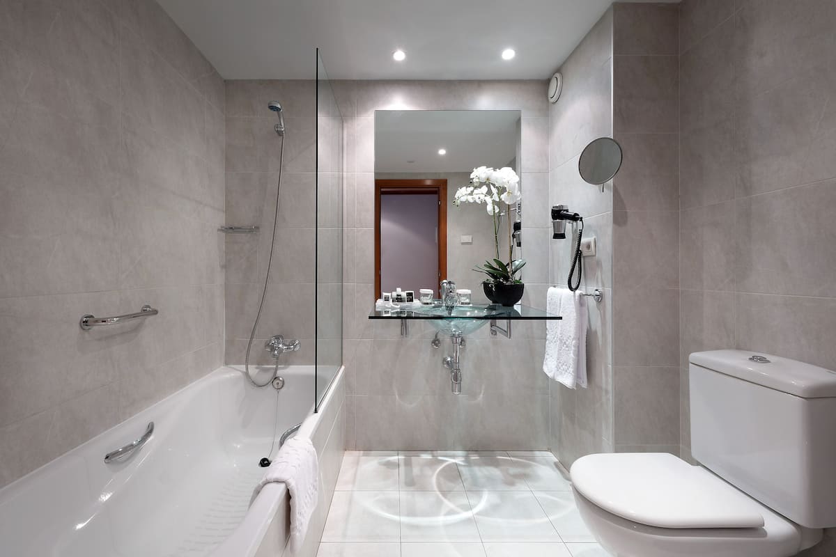 Deep soaking tub, eco-friendly toiletries, hair dryer, towels