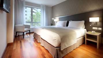 Een minibar, een kluis op de kamer, een bureau, geluiddichte muren