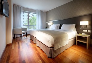 Minibar, in-room safe, desk, soundproofing - Exe Zaragoza WTC (Zaragoza)