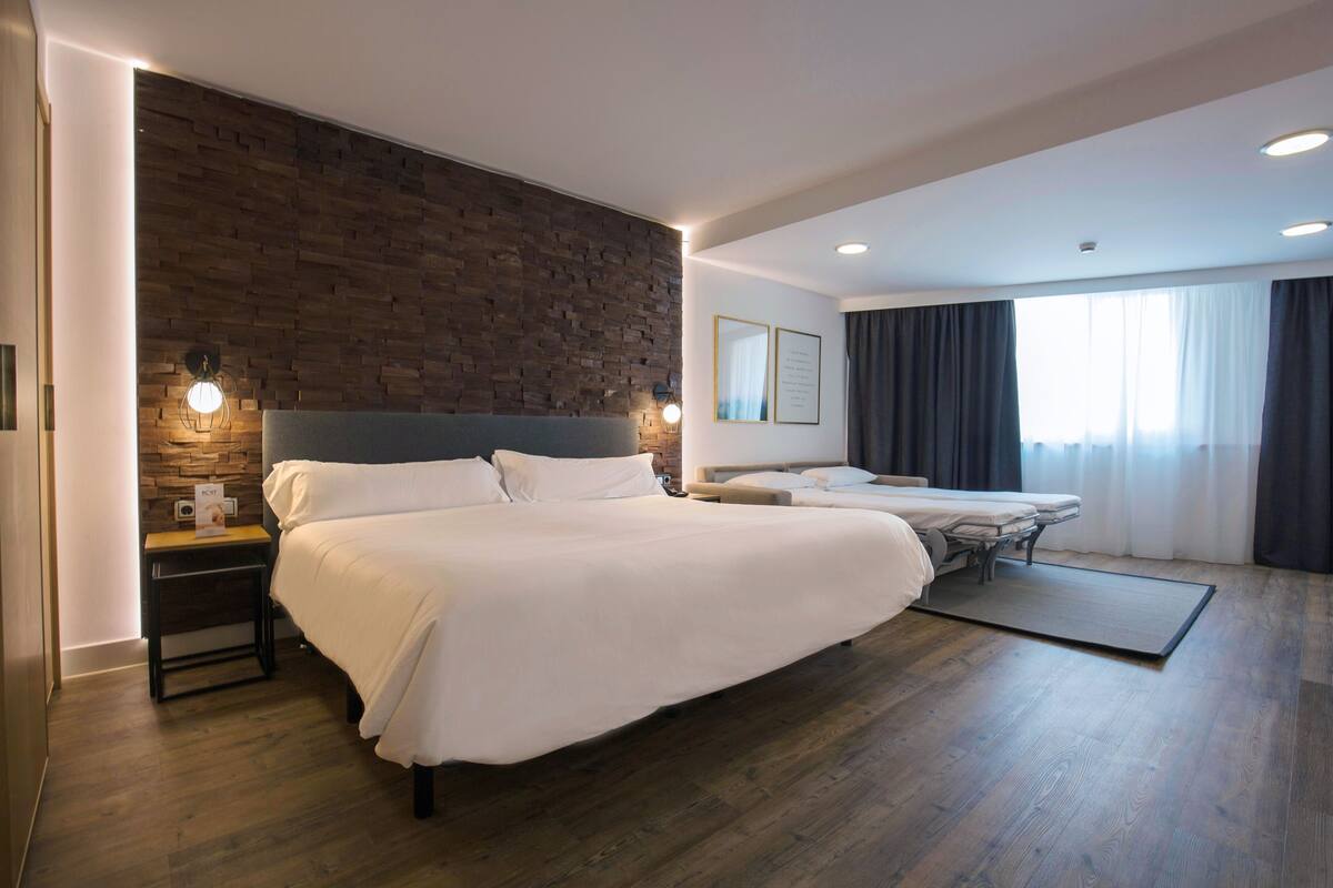 deluxe double or twin room, city view (2 adults + 2 children) | 1 bedroom, down duvets, minibar, in-room safe