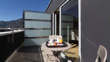 Habitación Deluxe con 1 cama matrimonial o 2 individuales, Terraza, vista a la ciudad | Balcón