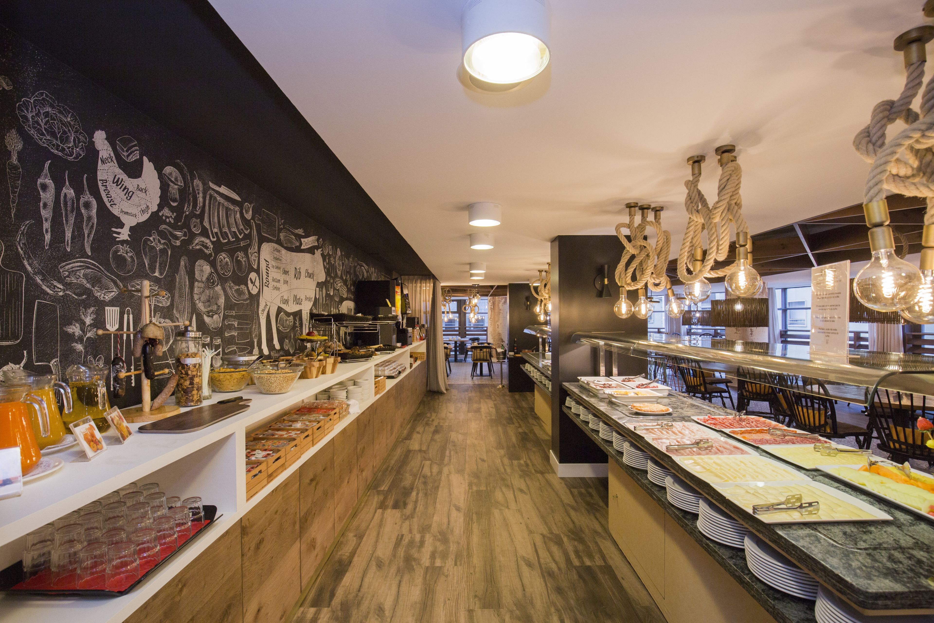 朝食 (コンチネンタル ブレックファスト)、毎日提供 (1 名様 14 EUR)