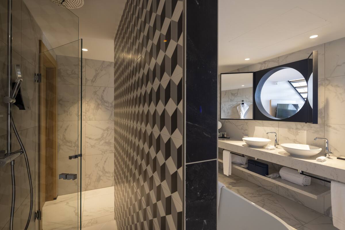 superior duplex, sea view | bathroom | free toiletries, hair dryer, bathrobes, towels